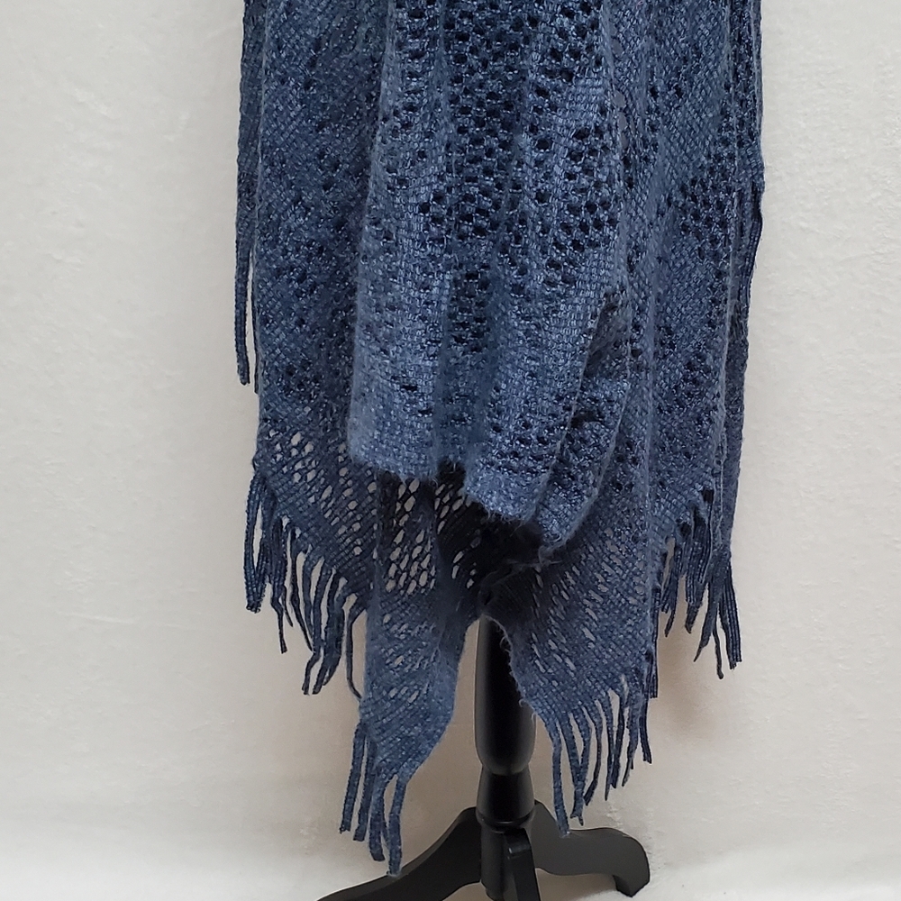 90s Vintage Dusty Blue Lightweight Soft Open Weave Curlicue Fringe Poncho OSFA - Picture 10 of 14